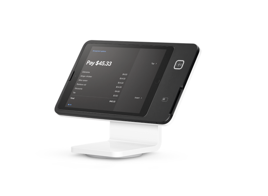 Sistema de punto de venta Square Stand sobre el mostrador de un negocio